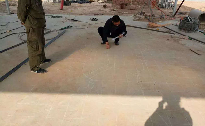 項目經(jīng)理正在對河北唐山五色草立體花壇造型進行放樣工作