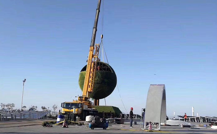 達沃斯地球儀五色草立體植物造型吊裝作業(yè)馬上就要完工